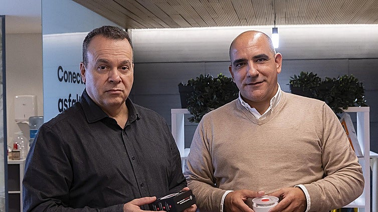 Los creadores de la baliza V16 explican por qué algunos dispositivos no se ven fácilmente en la carretera: «No pueden ser igual de visibles»