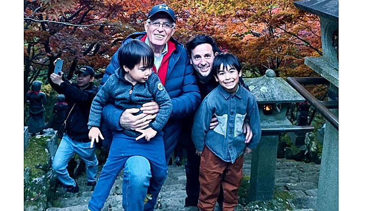 Seu pai, José Luis Lopez Ortiz, engenheiro de motores da Nissan há 43 anos, tornou-se seu primeiro chefe quando ele se formou.