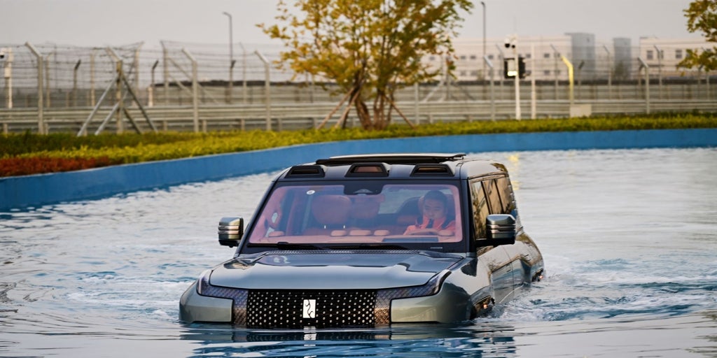 Así son los coches que saltan, flotan y son capaces de avanzar en diagonal