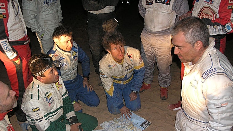 Salinero with his co-driver Xavier Huete and mechanical co-driver Sergio Molina, during the preparation of the project in Barcelona