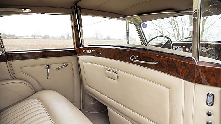 Interior Silver Cloud com carroceria em Chapron, com separação entre motorista e passageiros.