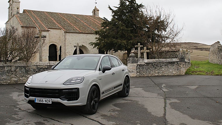 O atual Cayenne Turbo E-Hybrid Coupé, um gigante com 739 cv.