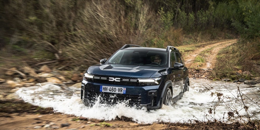 Dacia がアクセス可能な 4×4 オファーで新しいハイブリッド時代を開始