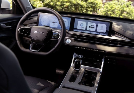 El panel de instrumentos digital es claro y la pantalla de control central responde rápidamente