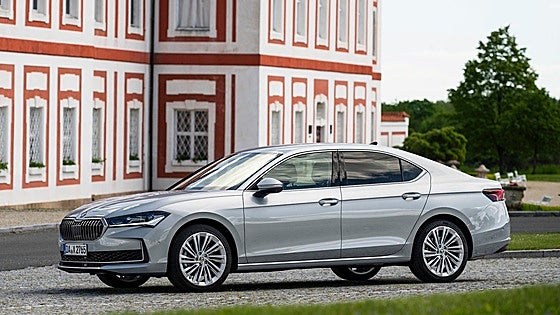 Skoda Superb se electrifica con 272 CV y remolque de hasta 2 toneladas