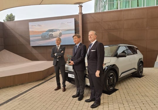 Emilio Herrera, presidente de KIA Iberia, el embajador de Corea del Sur, Lim Soosuk, y Eduardo Divar, director General de KIA España, posan con el premio junto al EV3