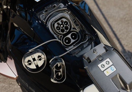 Prueba Honda WN7: enchufe bajo la tapa para la recarga de la batería