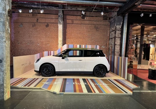 Mini recupera su vínculo con Paul Smith para transformar a toda la familia Cooper en una colección limitada que prioriza la estética y los materiales artesanos sobre la mecánica