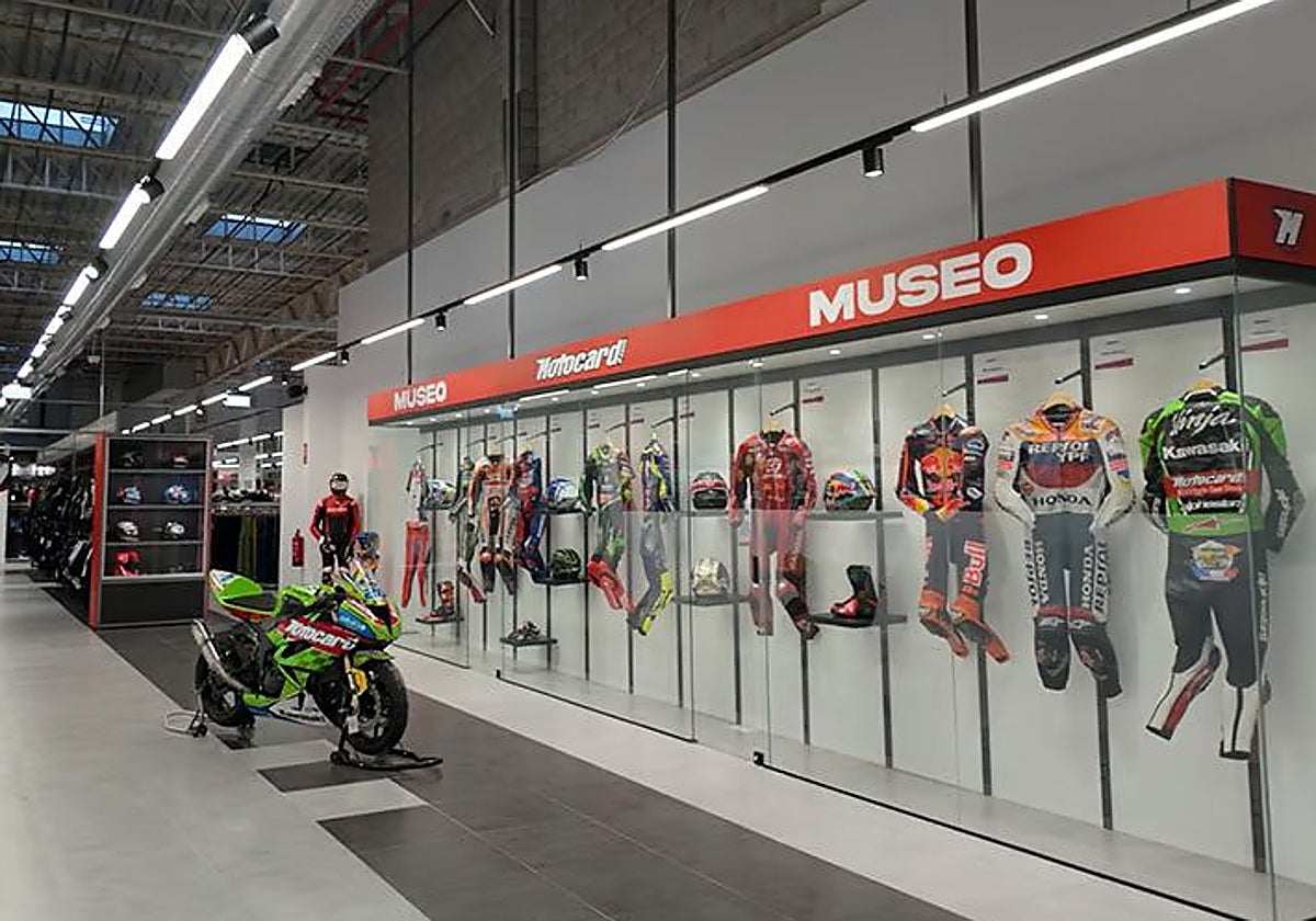 Esta es la tienda-museo con exhibición de motos y equipaciones históricas que te interesará