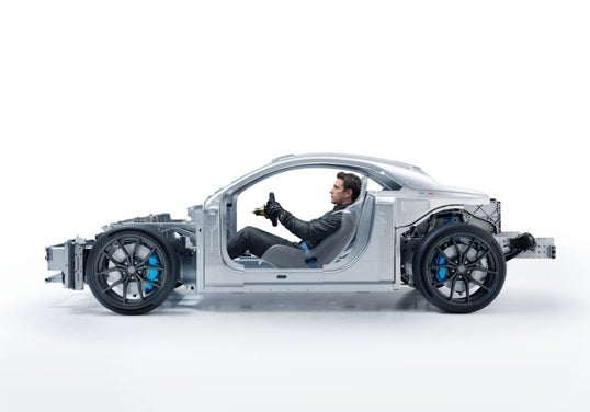 La estructura se ha concebido para preservar la posición de conducción baja, redistribuyendo las baterías en dos partes