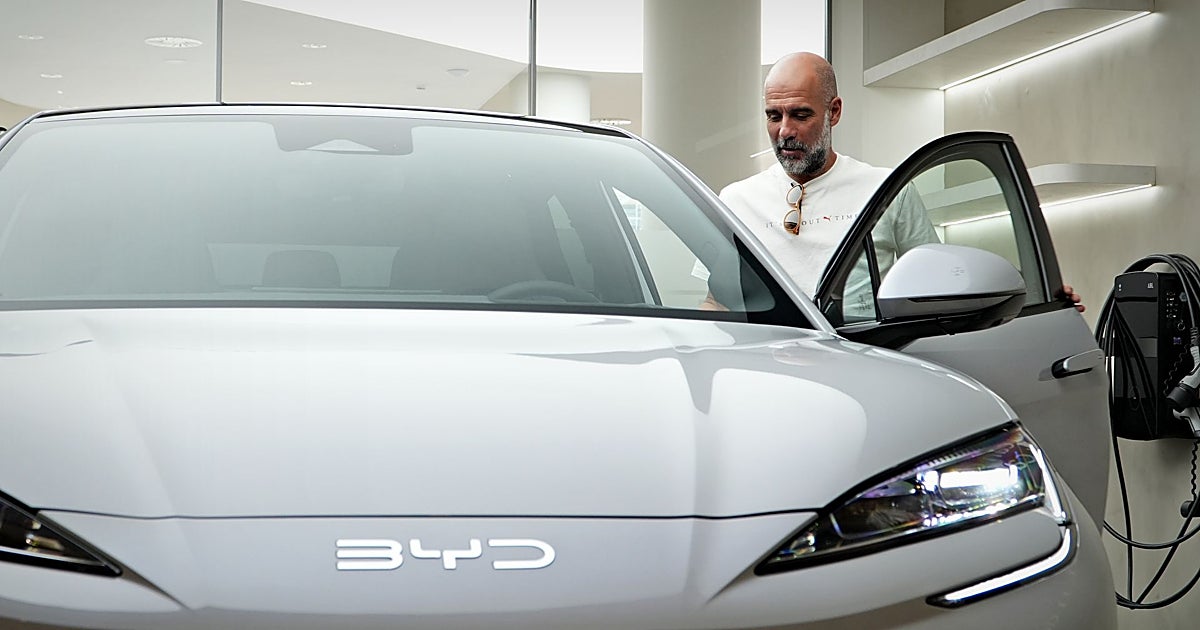 Guardiola elige un coche eléctrico de alto rendimiento para moverse en Barcelona