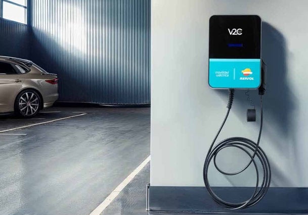 El tejado, tu nueva «gasolinera»: cómo instalar placas solares en tu comunidad y cargar un coche eléctrico