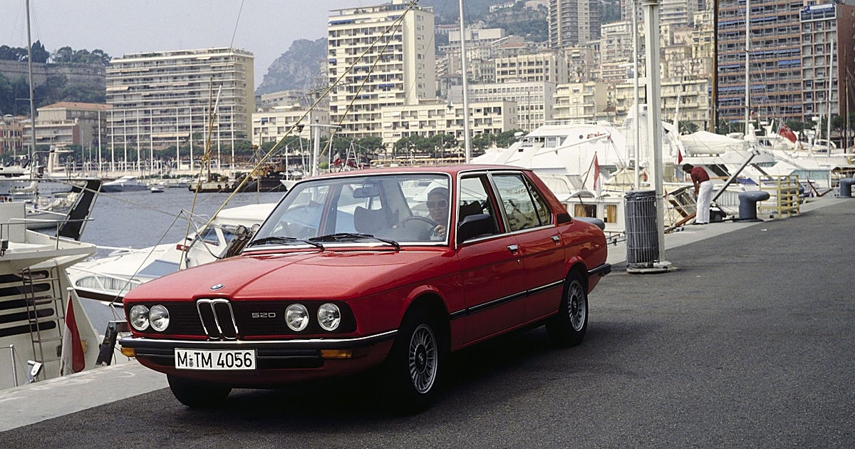 Mientras los atletas corrían en el estadio, así nació la Serie 5 de BMW