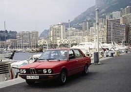 Mientras los atletas corrían en el estadio, así nació la Serie 5 de BMW