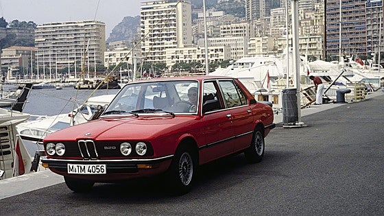 Mientras los atletas corrían en el estadio, así nació la Serie 5 de BMW
