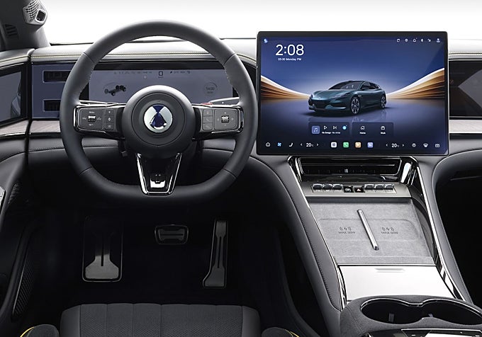 Destacan sus numerosas pantallas