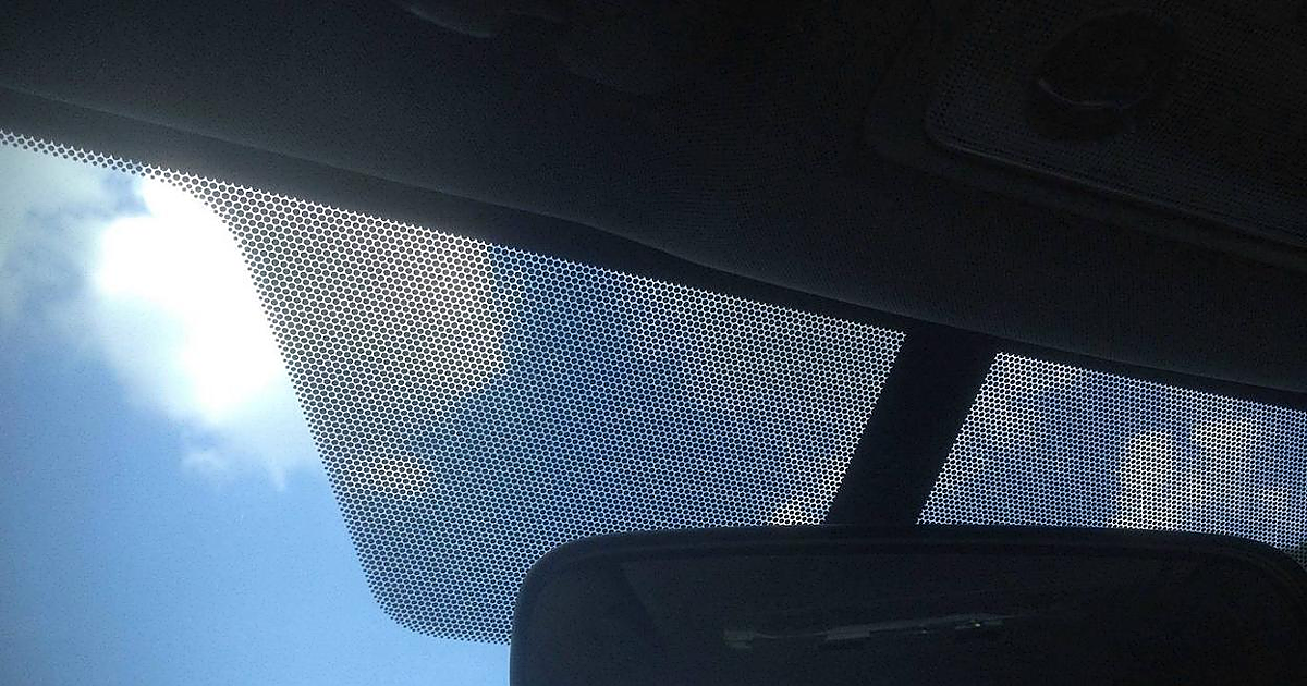 Los puntos negros de la luna del coche tienen una función que es desconocida para muchos conductores