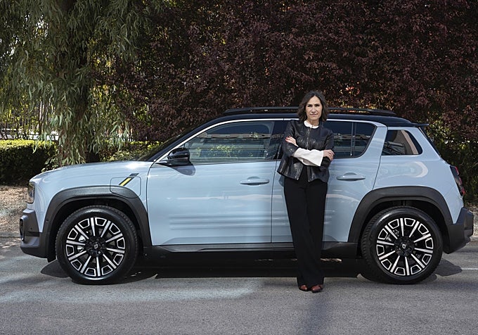 Paula junto al nuevo Renault 4 eléctrico