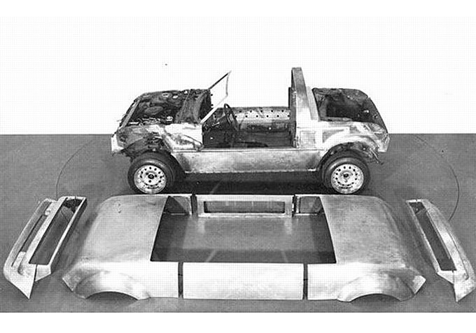 Capós delantero y traseros intercambiables, al igual que las puertas y los estribos