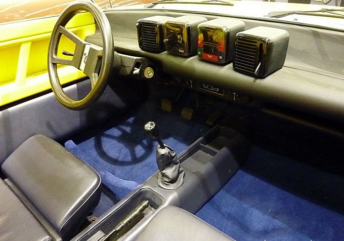 Interior muy sencillo, con los originales cubos para instrumentación y ventilación