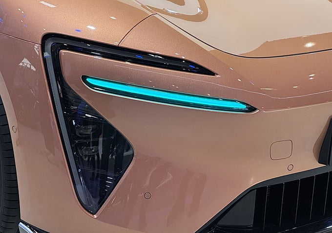 Luz turquesa en la parte delantera del coche.