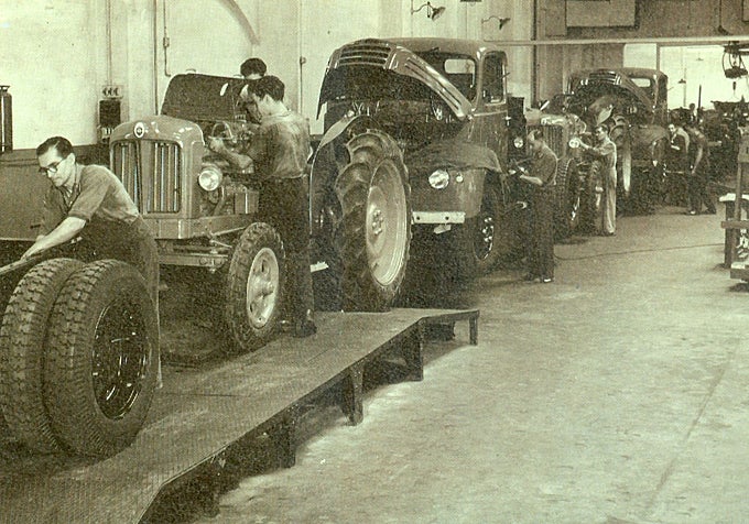 Produjo el primer tractor.