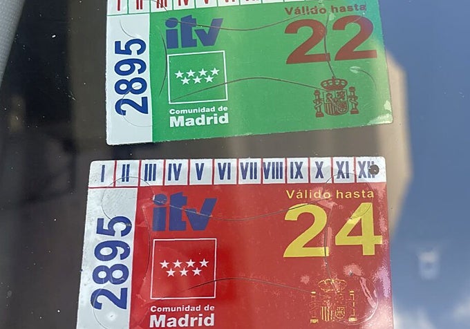 El distintivo se denomina V-19 según el Reglamento General de Vehículos y no es un elemento decorativo ni opcional.