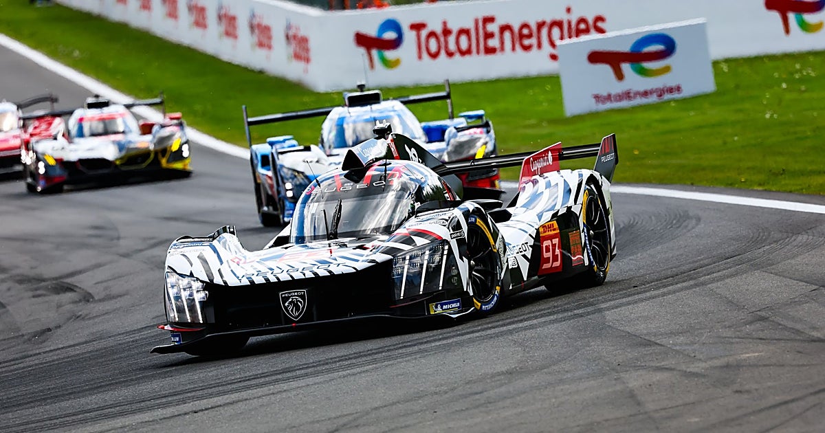 Un coche de competición Peugeot en el circuito de Spa-Francorchamps durante el WEC