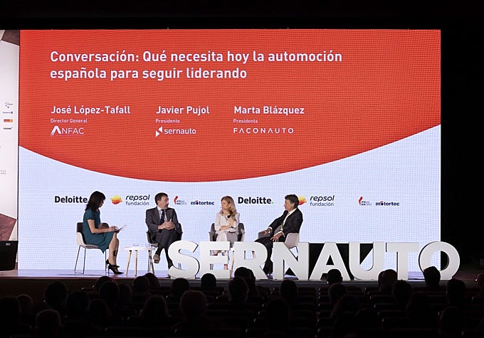 Javier Pujol, presidente de Sernauto; Marta Blázquez, presidenta de FACONAUTO; y José López-Tafall, director general de ANFAC