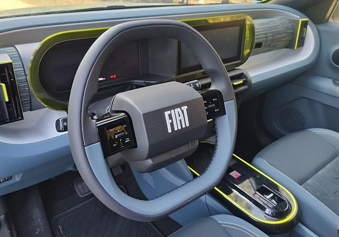 El asiento del conductor está dedicado a la digitalización, con dos pantallas horizontales: una pantalla de salpicadero de 10 pulgadas y una pantalla central de 10,25 pulgadas para infoentretenimiento.