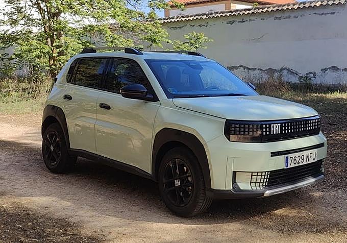 Con una longitud de sólo 3,99 metros, el perfil es una cuña afilada, cuyos lados rinden homenaje a las atrevidas líneas rectas del Panda original de 1980.