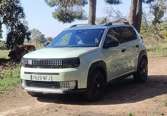 El vanguardista diseño pixelado de los faros LED PXL está integrado en la parrilla superior, haciendo que el Panda Gigante luzca lleno de tecnología y distintivo.