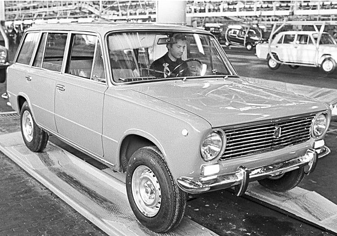 Un Zhiguli 2101 sale de la fábrica de Togliatti en familia