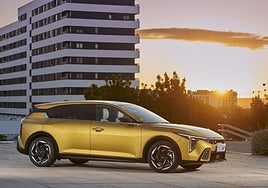 Así va el Kia K4, el generoso compacto con motores de gasolina e híbridos que releva al Ceed