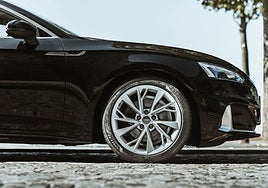 ¿Por qué los neumáticos hacen más ruido en los coches nuevos?