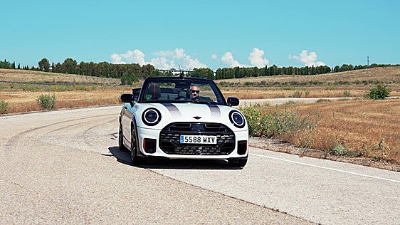 Probamos el Mini John Cooper Works Cabrio: diversión a cielo abierto