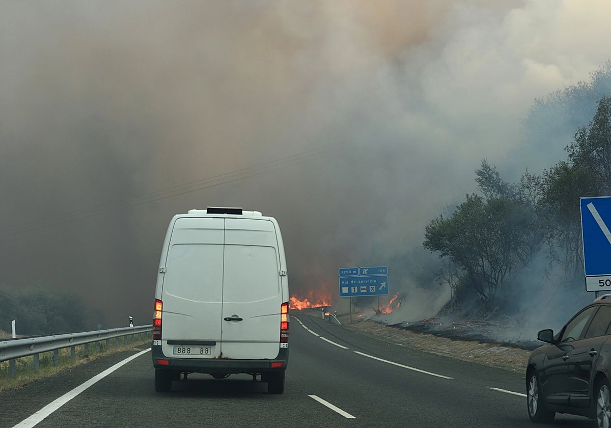 Guía de supervivencia por si nos sorprende un incendio en la carretera