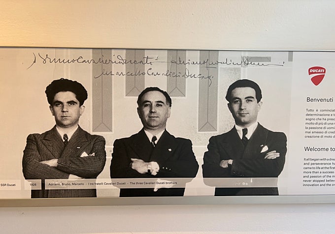 Los hermanos Adriano, Bruno y Marcello Ducati