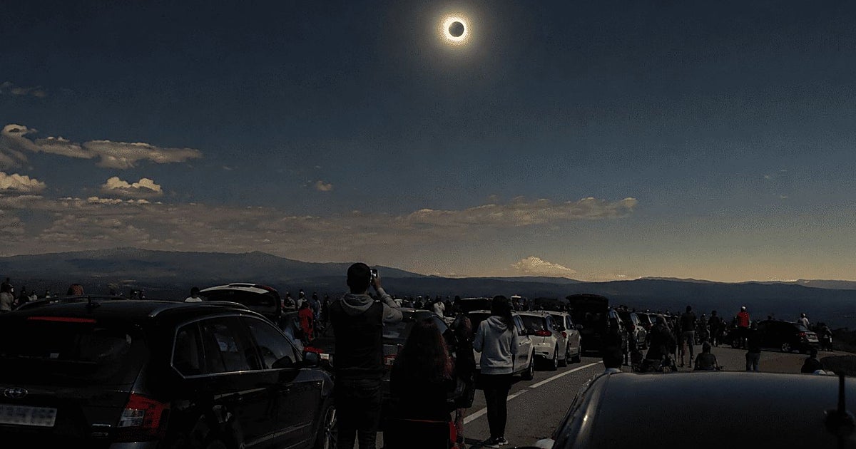 No uses el coche como mirador del eclipse solar: la DGT te puede multar