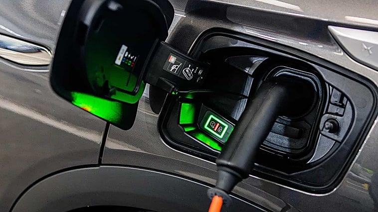 Los precios del combustible impulsan el interés por los coches eléctricos