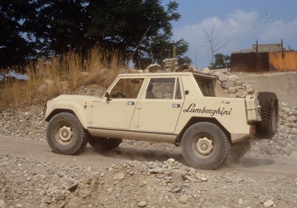 Lamborghini LM002, el pionero que revolucionó el mundo automovilístico