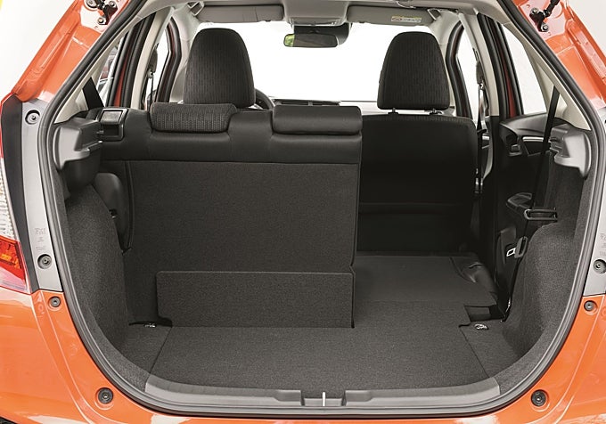 Los asientos traseros Magic Seats permiten levantar la banqueta para transportar objetos altos con total comodidad