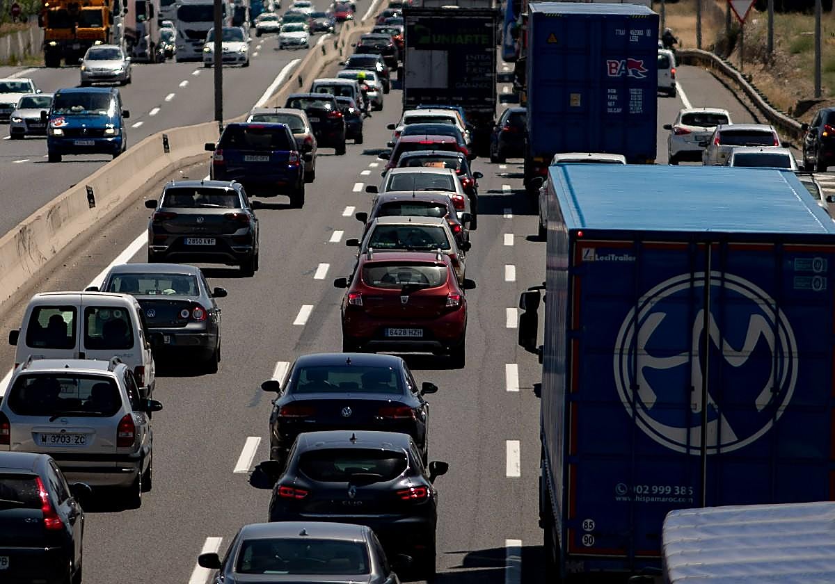 La DGT cambia las normas en los atascos: esta es la maniobra obligatoria a partir del 1 de octubre