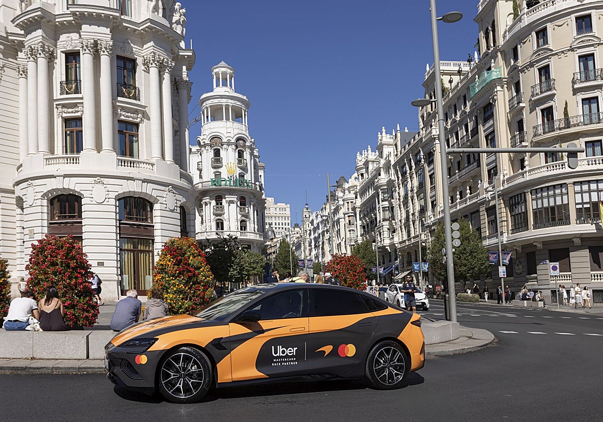 La Fórmula 1 toma las calles de Madrid: flota temática de McLaren y simulación contra los pilotos oficiales