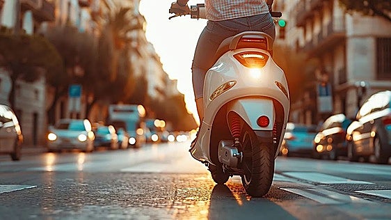 ¿Te mueves en moto? Te queda menos de un mes para ponerte al día con los cambios de la DGT