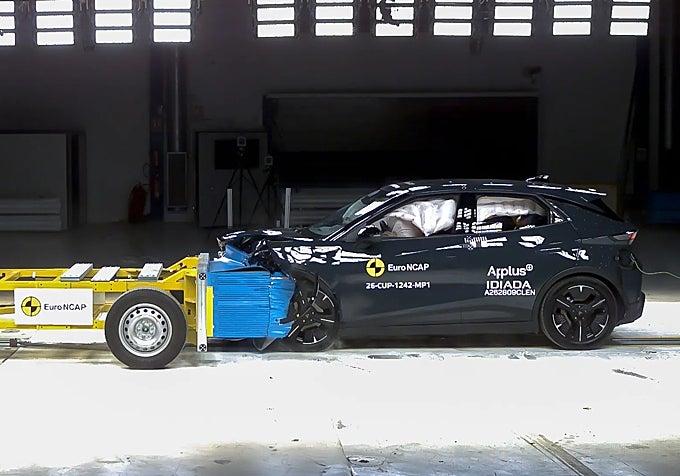 El Cupra Raval durante una de las pruebas de choque frontal