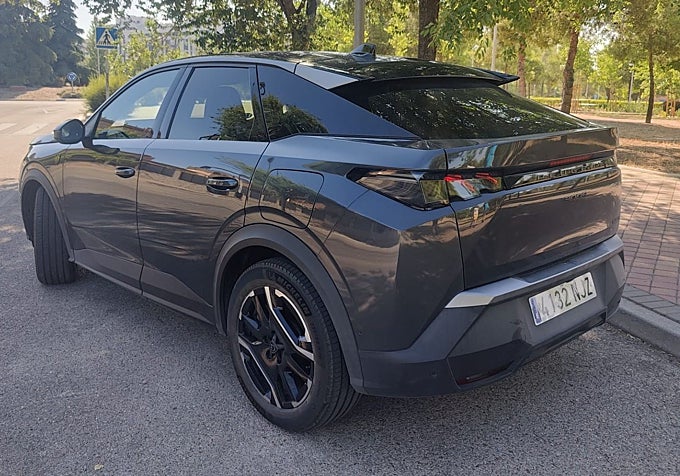 Diseño 'fastback': la tercera generación del Peugeot 3008 adopta una silueta cupé que optimiza la aerodinámica sin perder empaque