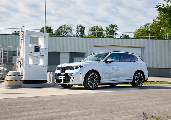 En el Centro de Competencia de Hidrógeno de Múnich, BMW avanza en el montaje de los prototipos del sistema de pila de combustible que equipará el iX5 Hydrogen, sentando las bases para su futura industrialización