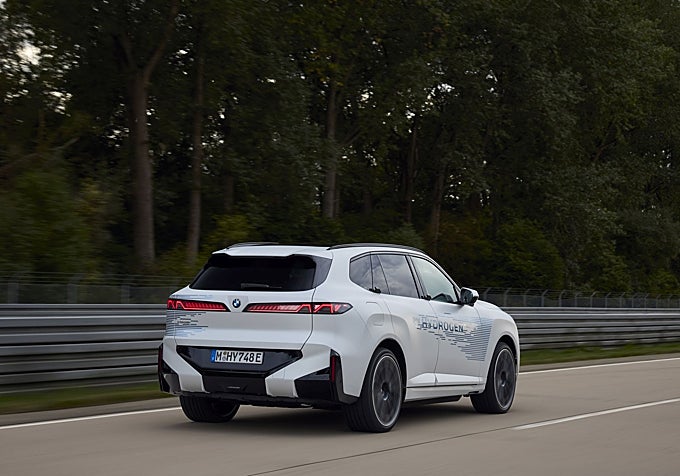 El tren de propulsión eléctrico de pila de combustible del BMW iX5 Hydrogen combina una batería de alto voltaje, el motor eléctrico y depósitos de hidrógeno para ofrecer una aceleración de 0 a 100 km/h en menos de cinco segundos