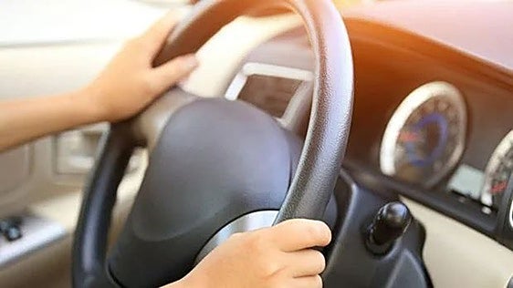 Cuidado con los pesos, la reserva o los badenes: malos hábitos en el coche que te pueden costar hasta 10.000 euros